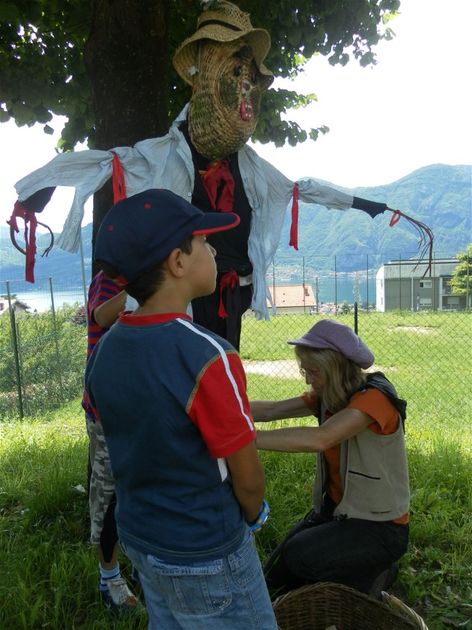 Luisa Rota Sperti - Spaventa i passeri ? (Does it scare the crows ?)