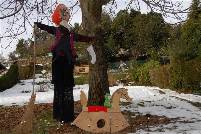 Luisa Rota Sperti - Spaventa i passeri ? (Does it scare the crows ?)