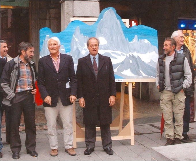 I Ragni: Giuliano Maresi, Walter Bonatti, Carlos E. Comesaña, Giuseppe Lafranconi e Sergio Ghiraldini davanti alla scenografia del Fitz Roy