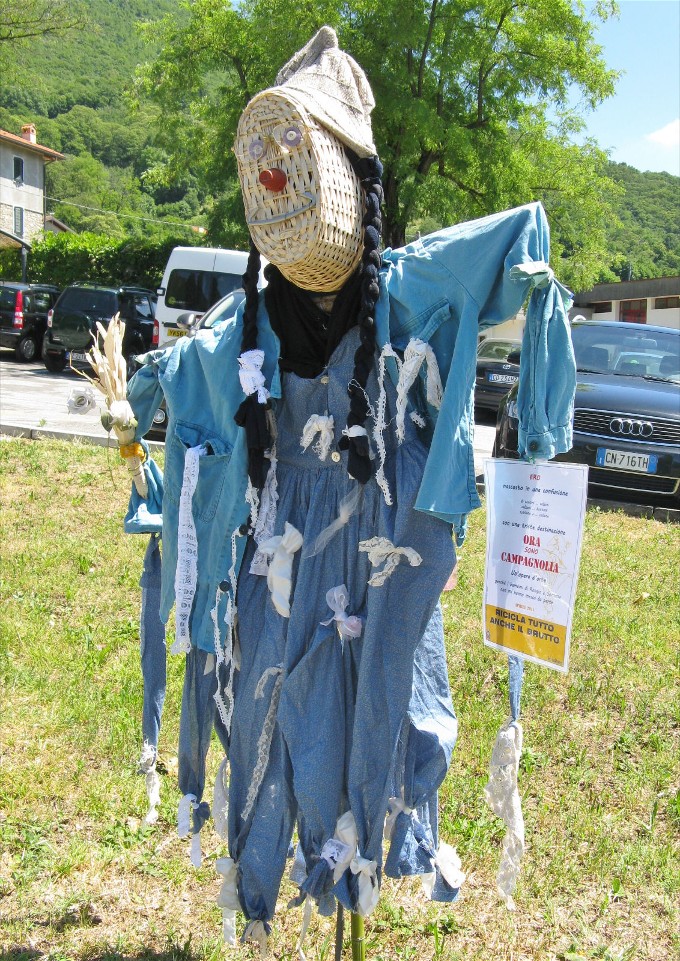 Luisa Rota Sperti - Spaventa i passeri ? (Does it scare the crows ?)
