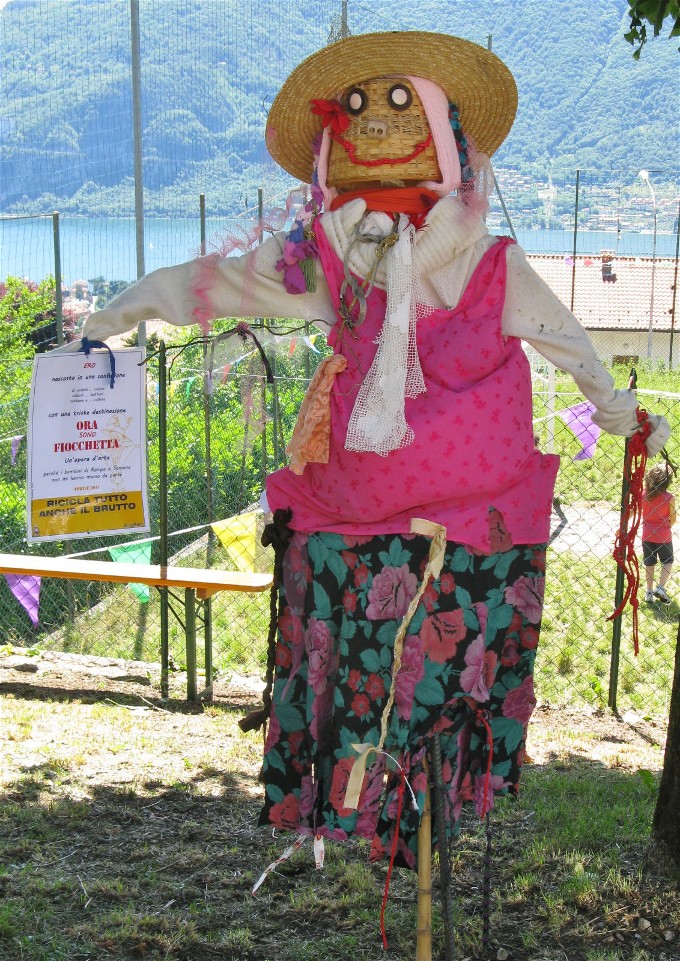 Luisa Rota Sperti - Spaventa i passeri ? (Does it scare the crows ?)